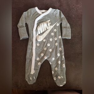 Nike sleeper with built in hand mitts | size newborn